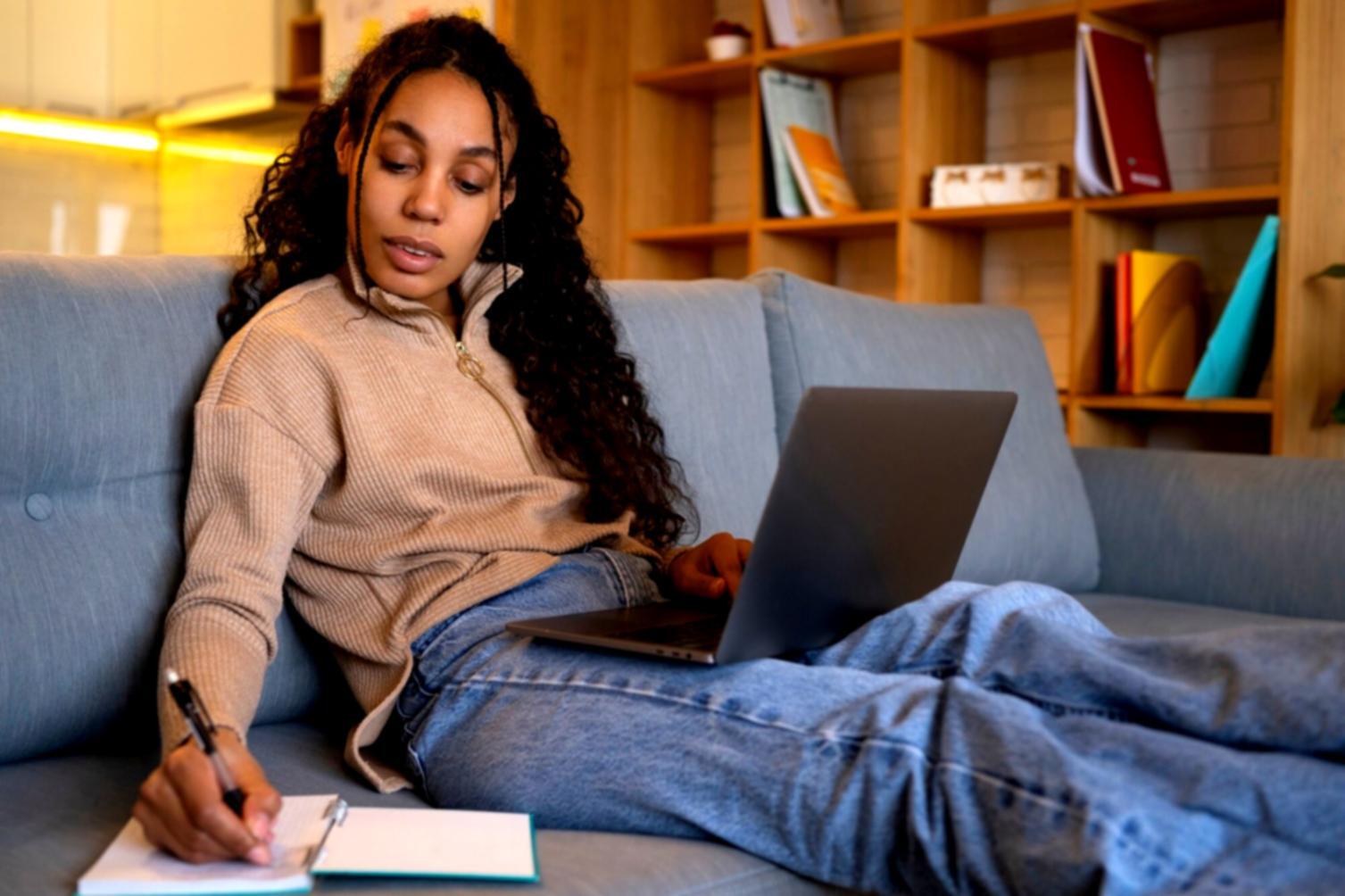 Warsztat praktyczny z zarządzania kryzysem - uczestnicy pracują nad rzeczywistymi przypadkami